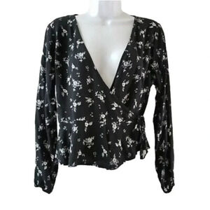 WILD Fable Womens‎ Black/Gray Floral Long Sleeve wrap top.